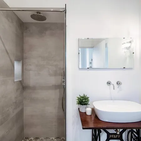 Cesare 22 - The House Of Travelers * Como